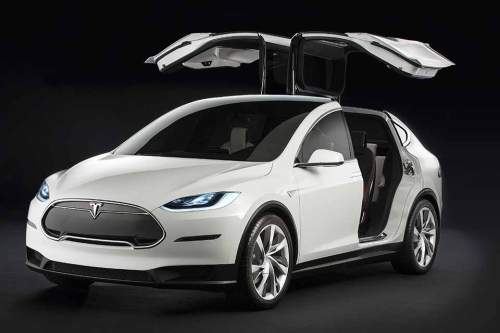 Flügeltüren öffnen sich beim Tesla Model X zur zweiten und dritten Sitzreihe.