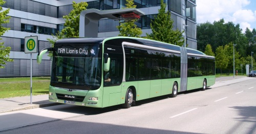 Bus von MAN: Beim Schnellladen nehmen die Busse in fünf bis zehn Minuten genügend Energie für bis zu 20 Kilometer Reichweite auf.